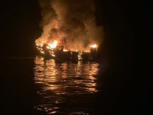 У берегов США сгорел корабль с туристами: десятки жертв и пропавших без вести