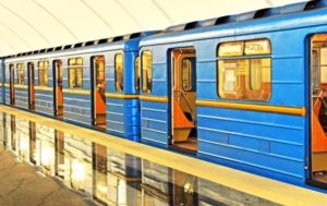 Пассажир упал на рельсы метро в Киеве