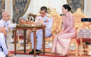 “Слишком высокие амбиции”: король Таиланда лишил титулов свою жену