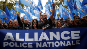 Тысячи французских полицейских вышли протест из-за самоубийств в их рядах