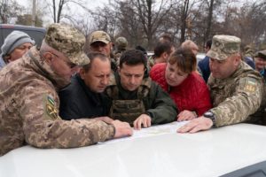 В полиции заявили, что не собираются штурмовать добровольцев в Золотом