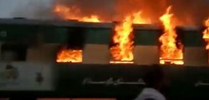 В Пакистане 65 человек заживо сгорели в поезде