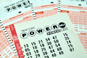 Женщина 26 лет играла в лотерею с одними и теми же числами и разбогатела