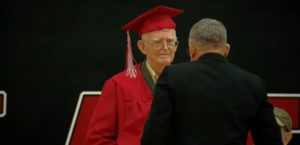 В США ветеран Второй мировой получил школьный аттестат в 95 лет