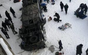 В России автобус упал в реку: много погибших