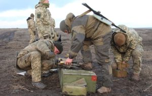 На Донбассе под обстрелами погиб военный