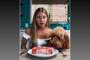 Девушка на фото впервые за пять лет съела мясо: что с ней произошло
