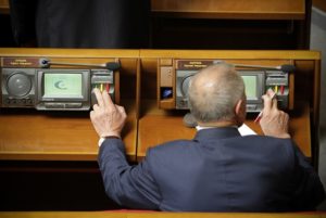 Зеленский подписал закон о наказании нардепов за кнопкодавство