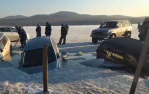В России 30 машин рыбаков “ушли” под лед