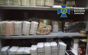 Обыски в Херсоне: СБУ показала стелаж денег