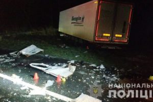 Три человека погибли при столкновении микроавтобуса с тягачом в Львовской области