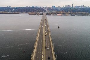 В Киеве с 10 февраля на неопределенный срок закроют две полосы на мосту Патона