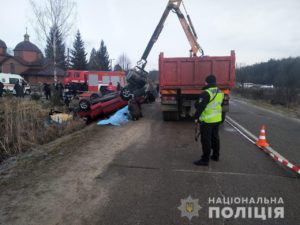 Во Львовской области автомобиль упал в озеро, погибли четверо молодых парней