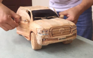 Деревянный Toyota Land Cruiser восхитил соцсети
