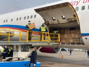 В аэропорт “Борисполь” прибыла партия средств защиты из Китая