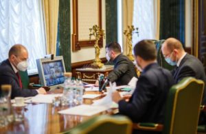 У Зеленского обсуждали введение чрезвычайного положения – ОП
