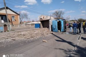 В Виннице после ДТП перевернулся грузовик и перекрыл движение