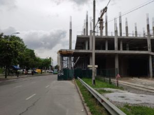 В Киеве ТЦ начали строить прямо на дороге