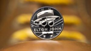 В Британии выпустили монету в честь Элтона Джона
