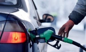Крупнейшие сети АЗС продолжили повышать цены на бензин