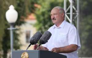 Лукашенко ответил Макрону на призыв уйти