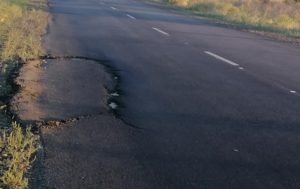 На Запорожье разрушается только что отремонтированная дорога