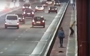 Прыжок парня с моста в Днепре попал на видео