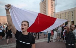 В Минск стянули военных и ограничили движение