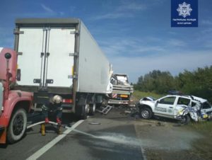 Под Киевом грузовик на большой скорости влетел в автомобиль патрульных