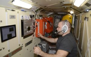 Космонавты на МКС готовятся пить воду из мочи