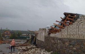 В Кропивницком ураган сносил крыши и валил деревья