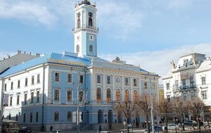 Вспышку COVID в Черновцах связывают с празднованием Дня города