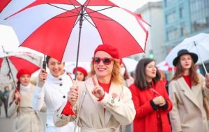 В Минске девушки устроили “зонтичную” акцию