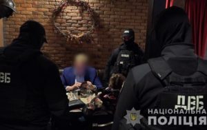 В Киеве россиянка предложила полковнику полиции $85 тысяч взятки