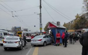 В Киеве авто вылетело  в остановку общественного транспорта, есть жертвы