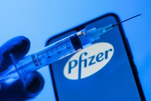 Зарегистрирована первая смерть, связанная с вакциной Pfizer