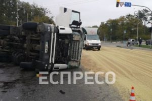 Под Киевом из-за гололеда перевернулся грузовик