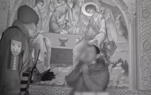 В Киеве мужчина угрожал зарезаться в церкви