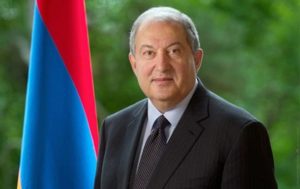 Обострение в Карабахе: президент Армении потребовал созвать парламент