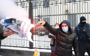 В Киеве произошли стычки возле посольства РФ