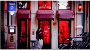 В Амстердаме квартал “Красных фонарей” переместят подальше от центра города