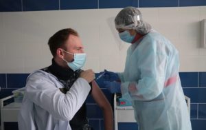 Вакцинация приостановлена в 10 регионах Украины