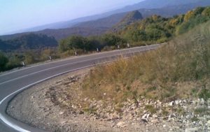 В Грузии автомобиль с туристами рухнул с обрыва