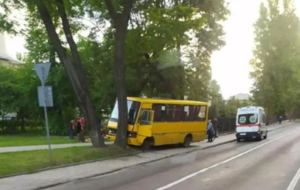 Во Львове маршрутка врезалась в дерево: пять пострадавших