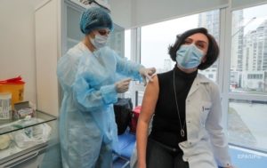 В Украине за сутки рекордное число COVID-прививок