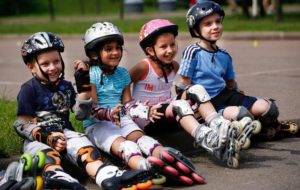 Безопасное катание ребенка на роликах: защита и аксессуары
