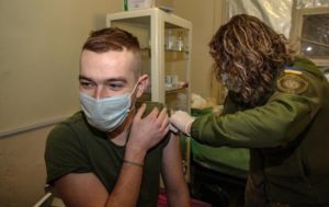 Темп COVID-вакцинации украинцев упал в два раза