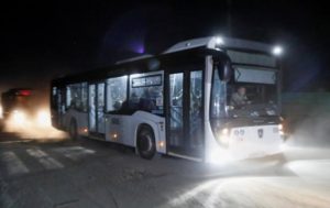 С Азовстали выехали автобусы с бойцами – Reuters