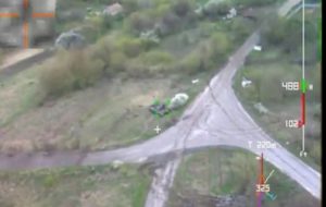 Украинские военные показали, как уничтожают врага дронами-камикадзе
