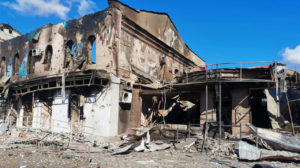 Под завалами уничтоженного оккупантами дома в Изюме нашли 44 тела – глава ОВА